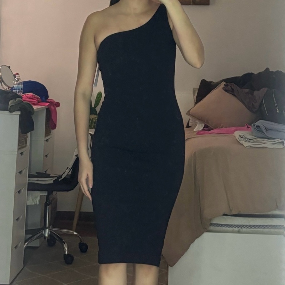 Elegant Black One-Shoulder Dress